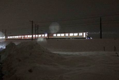 人身事故で客を乗せたまま停車する列車