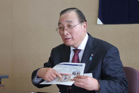 記者会見する佐藤田上町長