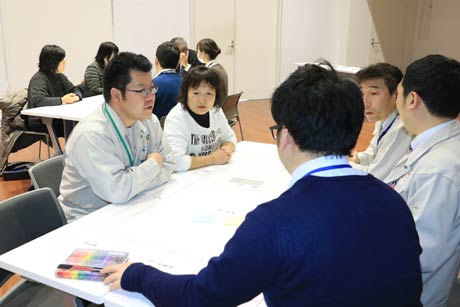 避難所の対応を真剣に話し合う職員