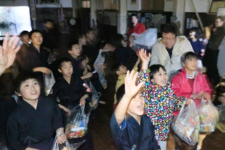 共栄館道場で節分菓子まき