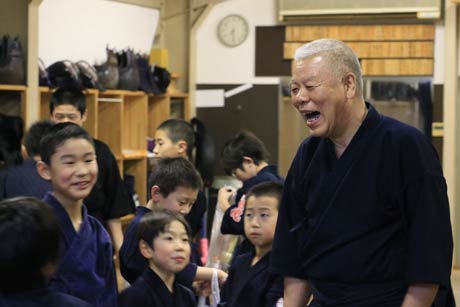 子どもたちと一緒になって笑う山田館長