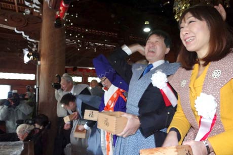 門谷貫主に続いて泉田知事、菊田衆院議員も豆まき
