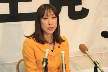 記者会見する菊田氏