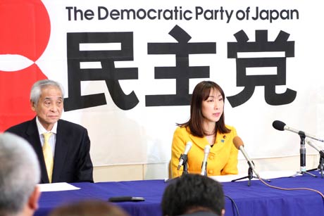  記者会見する菊田氏