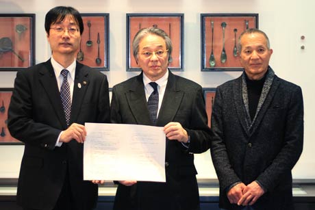 左から鈴木市長、伊藤祐成さん、邦成さん