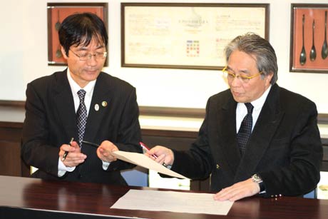 鈴木市長と祐成氏が寄託更新の調印