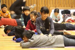 吉田南小で二分の一成人式とあわせて行われた親子整体