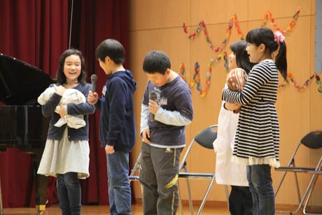  成長を振り返る劇を披露する4年生