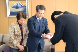 左から浅野利江さん、智行さん、鈴木市長
