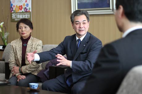 市長と歓談する智行さん