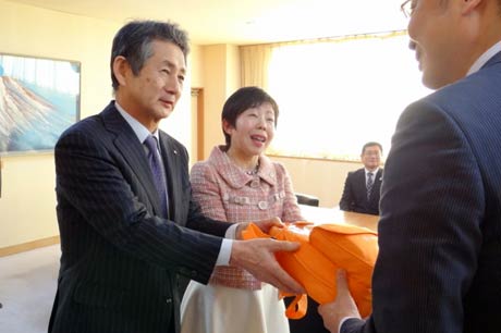 左から三条ライオンズクラブの小林会長、三条中央ライオンズクラブの土田会長、国定市長