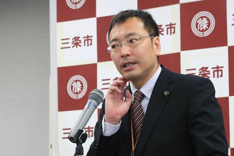 記者会見する国定市長