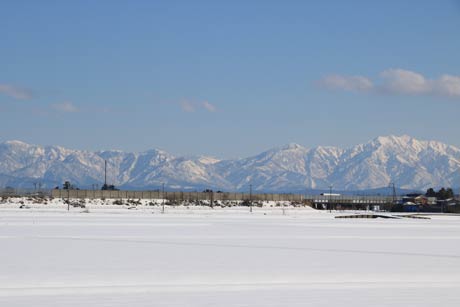 燕市内から県境の山