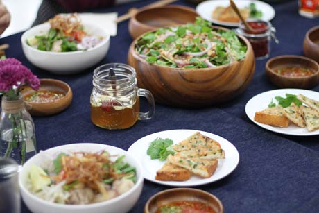 調理台にテーブルクロスをかけてから並べた料理は一段とおいしそうに