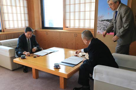 協定書に調印