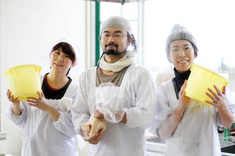 発酵倶楽部の3人、いちばん左が代表の秋澤さん