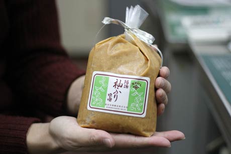 味噌仕込み体験で仕込むのと同様の同社の味噌「越後袖ふり味噌」