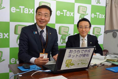e-Taxで確定申告をPRする国定三条市長