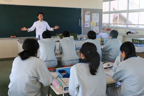 三条市立栄中学校で1年生対象に開かれた「職業人に学ぶ会」