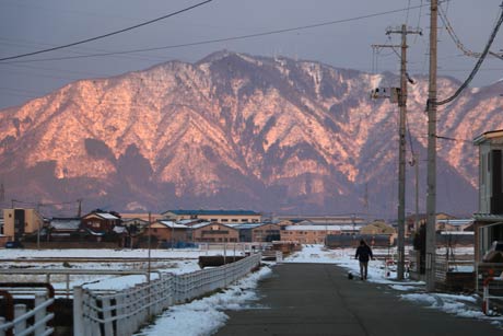 朝焼けに染まる弥彦山