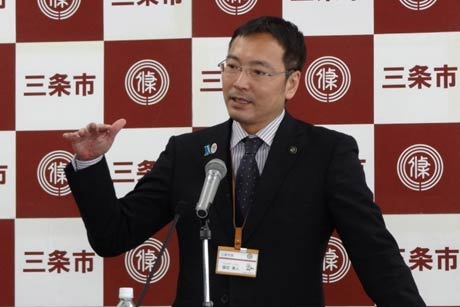 記者会見する国定三条市長