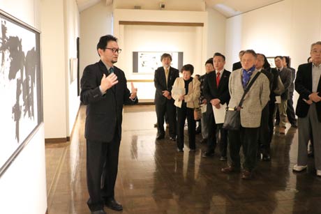 作品解説を行う藍堂さん