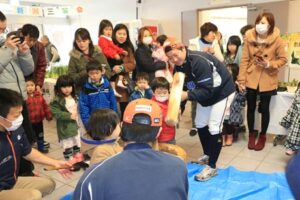 三条パール金属スタジアム感謝祭2016でアルビBC選手らによるもちつき
