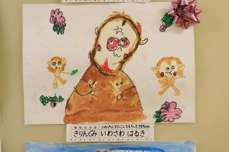 約700点を展示した園児絵画展のなかからことし6月4、5日に同スタジアムで開かれるプロ野球ウエスタンリーグ戦のポスターデザインに採用が決まった作品
