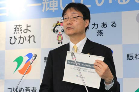 燕市の平成28年度当初予算案の概要を発表する鈴木市長