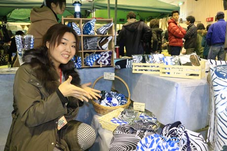力士の反物を使った布小物を初めて販売した佐藤和奈さん