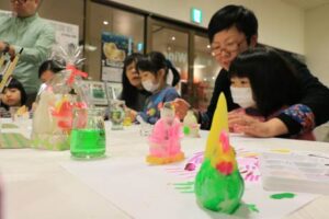 燕三条Wingで行われた天神講菓子絵付け体験