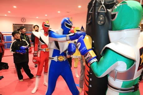 キックボクシングジム「SVG AJIRI GYM」で特訓を受けるメテオレンジャー