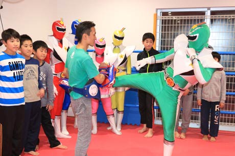 小学生と一緒に練習