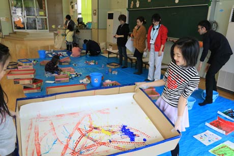 21日、三条市青少年育成センターで行われたわくわくアートのころころアート