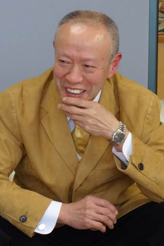 笑顔で国定市長と話す高橋さん
