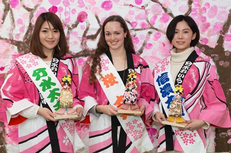  右から信濃太夫の佐野みどりさん、桜太夫のハンセン・アネッテさん、分水太夫の霜鳥あゆみさん