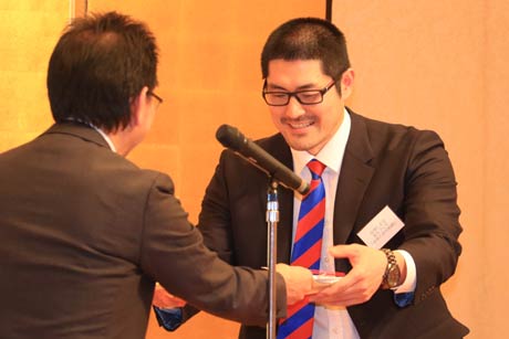 第13回NIKS地域活性化大賞表彰式で大賞に輝いた水球によるまちづくり「水球のまち柏崎」で表彰状と賞金を受けるウォーターポロクラブ柏崎の青柳勧ゼネラルマネージャー
