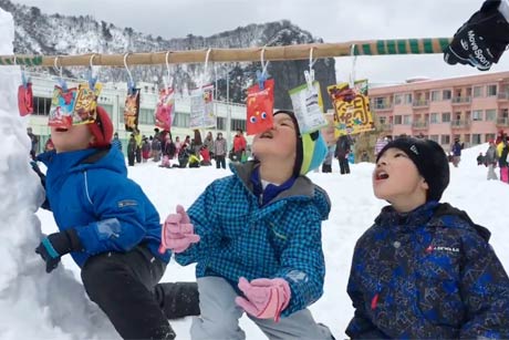 森町小でお菓子取り競争