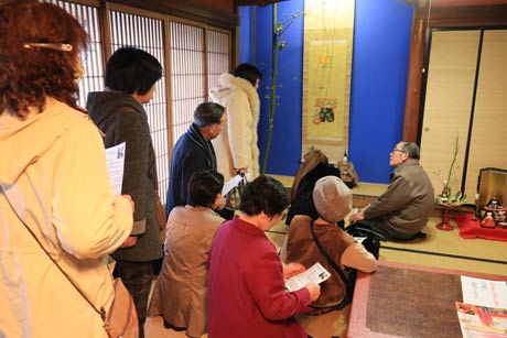 「湊にいがた 雛人形 町めぐり」の一環でひな人形を展示している能面アトリエ「無匠庵」