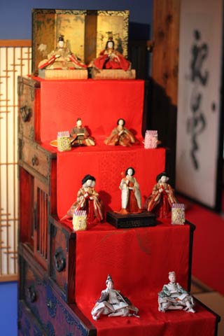 階段たんすを生かした展示