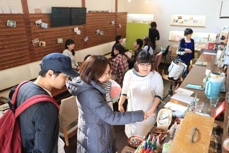 にぎわう店内