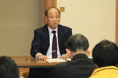 弥彦村全職員を対象にした防犯意識高揚のための講演会で講演する渡辺西蒲署長