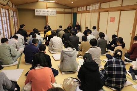 講演会には職員約50人が参加