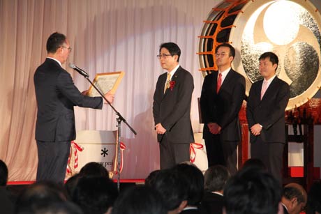 SMBC日興證券の青木執行役員企業公開投資銀行本部長らに感謝状