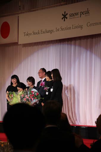 会長で山井氏の母トキ氏をはじめ家族も登壇して締めくくる