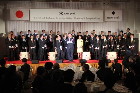  鏡開きを前に山井氏のあいさつ
