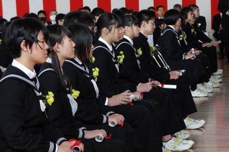 卒業証書を手に卒業生
