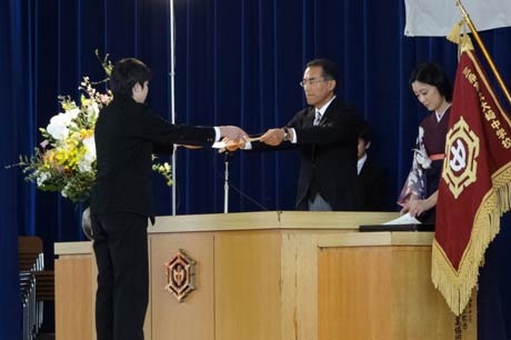 卒業証書を手渡す清水校長