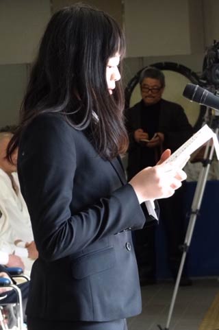 追悼の言葉を述べる福島県南相馬市から避難して三条市に暮らす新潟大学教育学部1年木幡聖凪さん