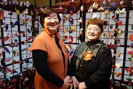 つるし雛を制作した妹の山崎洋子さん(左)と姉の中沢幸子さん